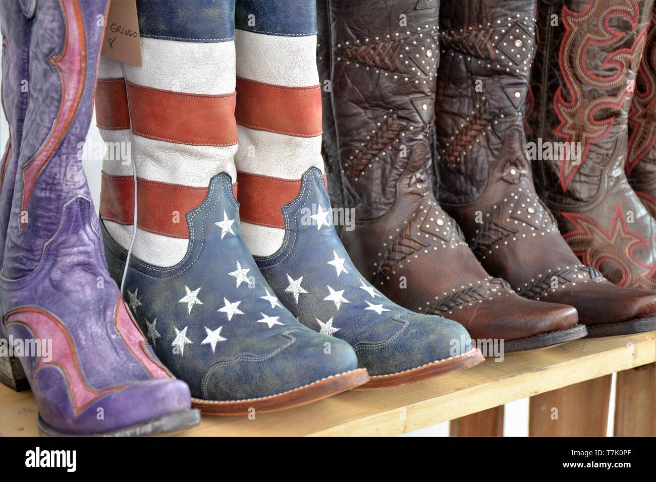 Verwendet Cowboy Stiefel mit amerikanischen Stars und Streifen auf ihnen für Cowgirls in USA Stockfoto