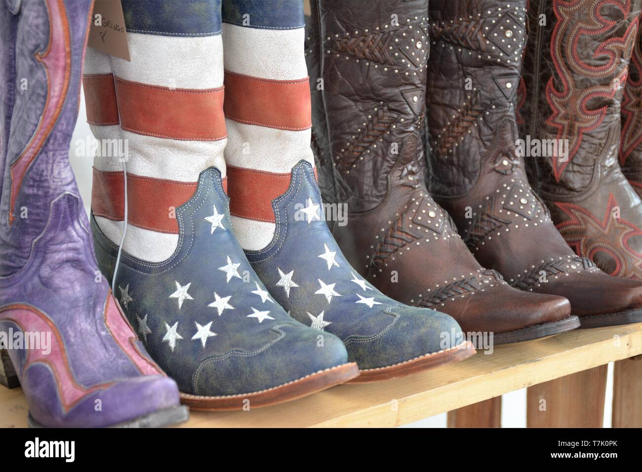 Verwendet Cowboy Stiefel mit amerikanischen Stars und Streifen auf ihnen für Cowgirls in USA Stockfoto