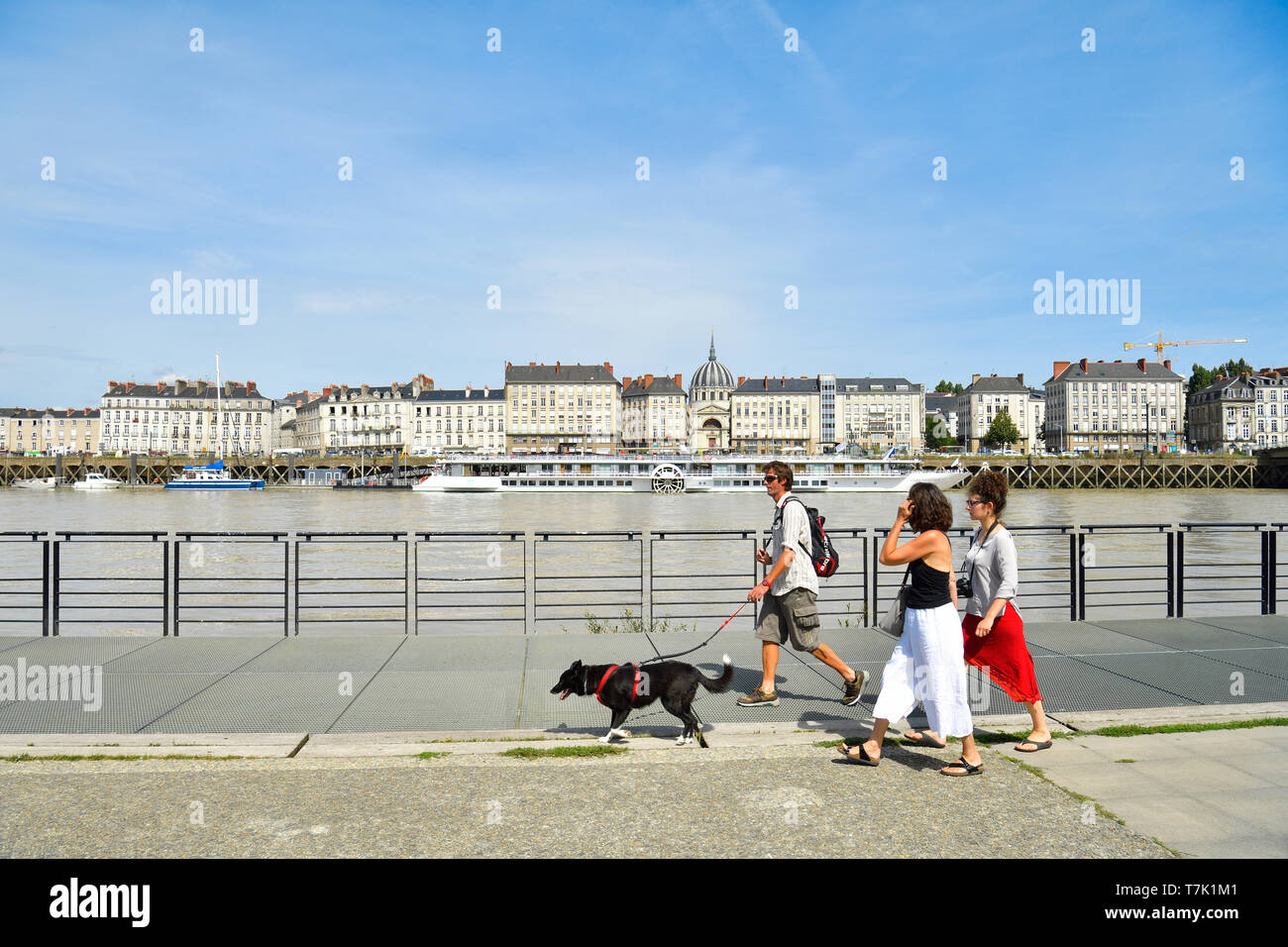 Frankreich, Loire-Atlantique, Nantes, Quai de la Fosse, Loire Kais und der Kuppel von Notre Dame du Bon Port Stockfoto