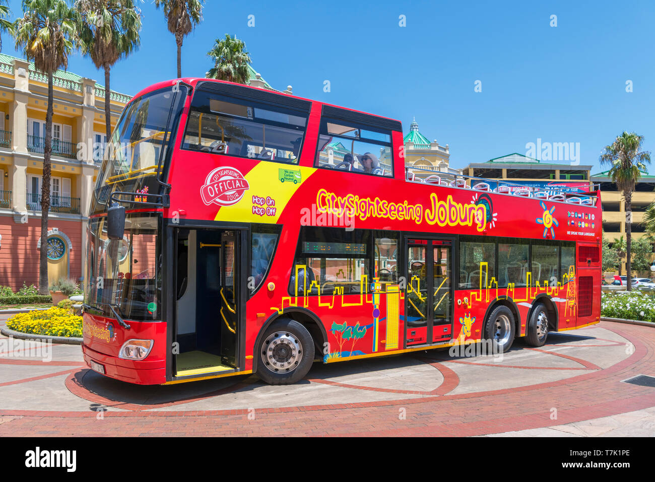 City Sightseeing Tour Bus außerhalb des Gold Reef City Casino, Johannesburg, Südafrika Stockfoto
