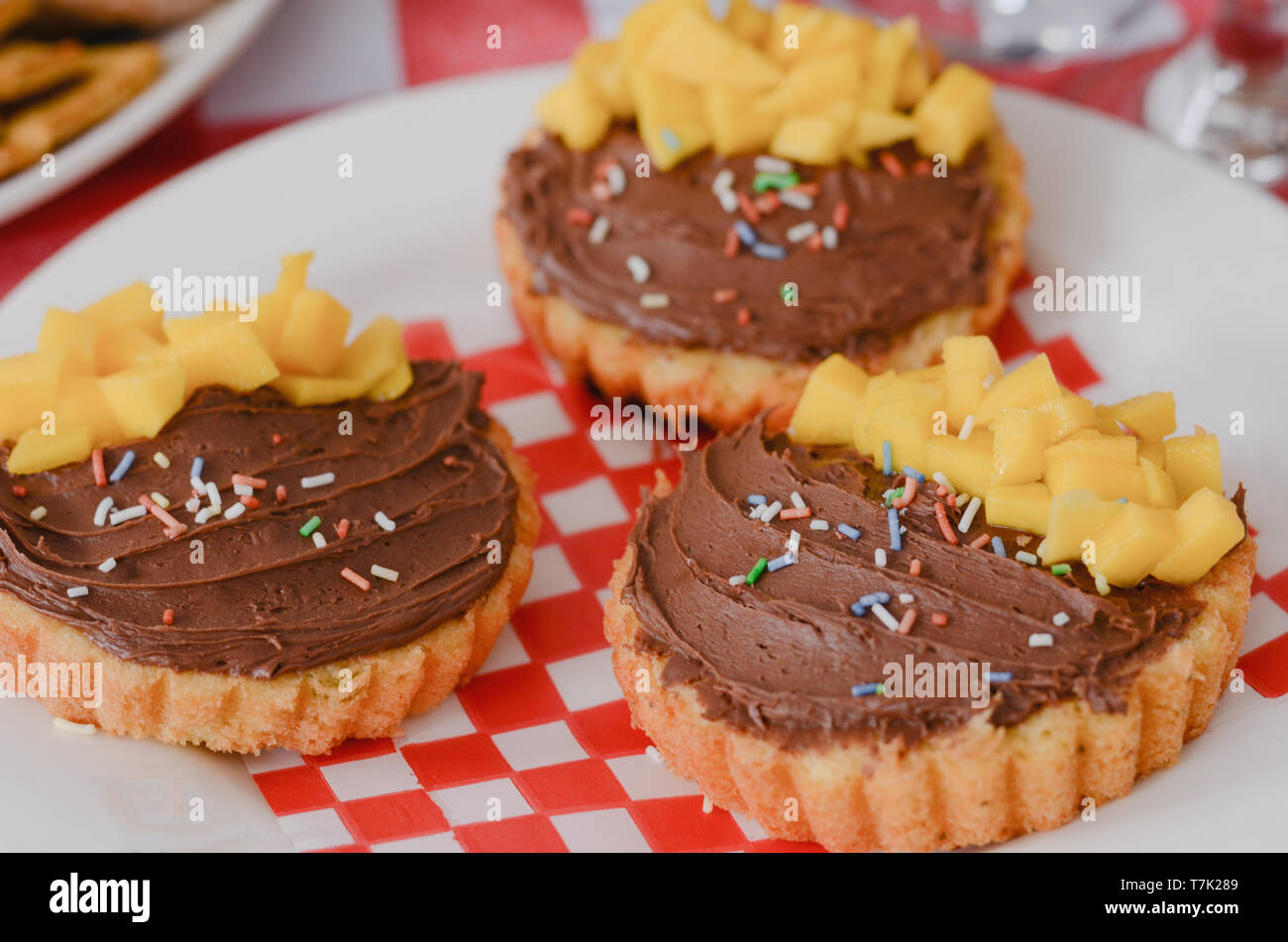 Mini Schokolade Kuchen und Mango. Stockfoto