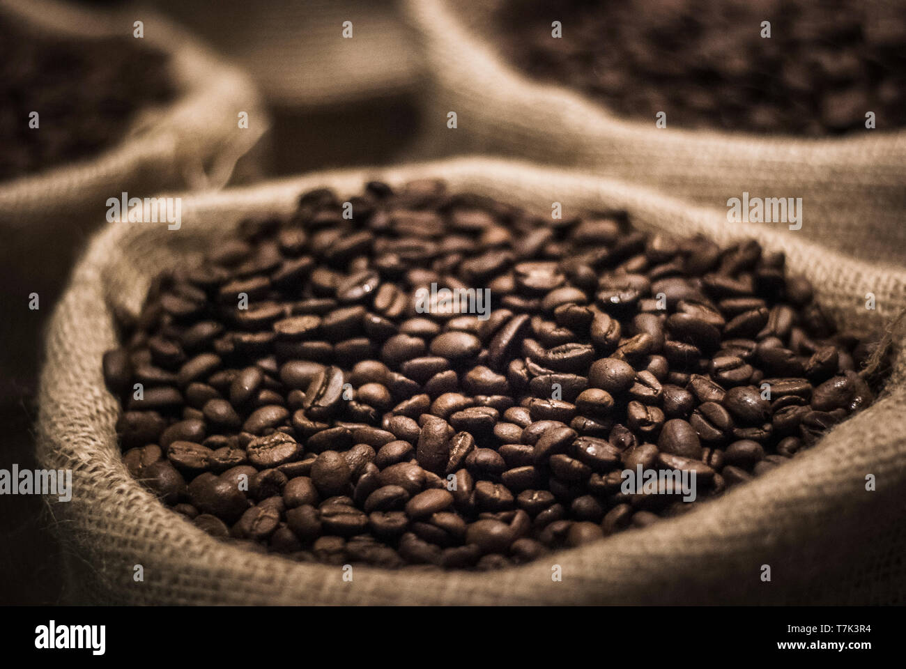 Eine Jute Tasche aus schwarzem Kaffee Bohnen Stockfoto