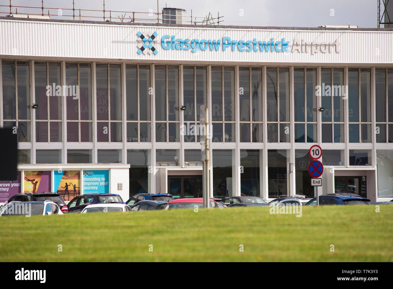 Glasgow Prestwick Flughafen vor dem Hauptterminal an einem sonnigen Tag Stockfoto