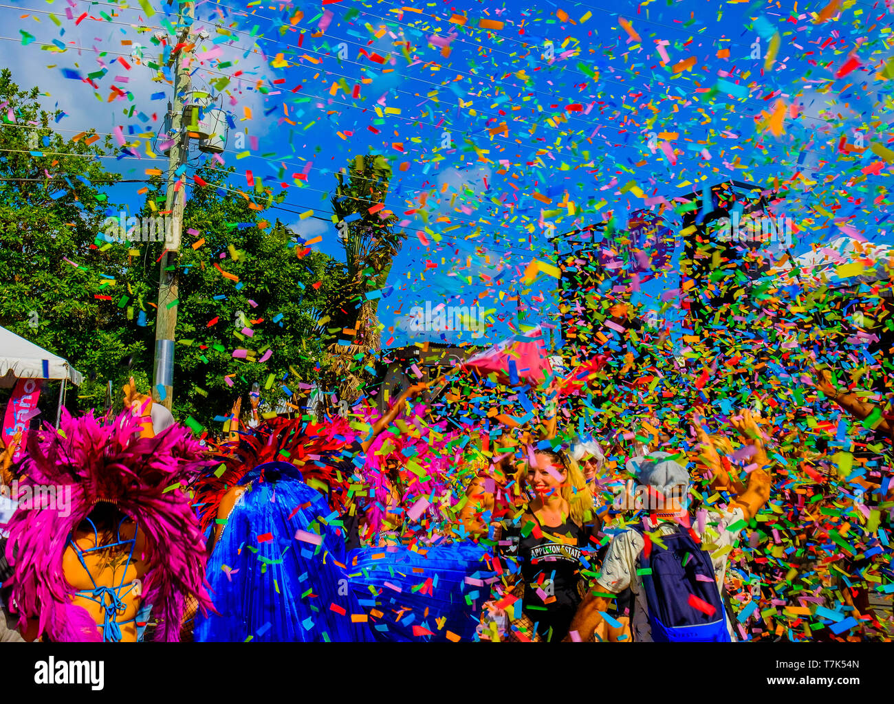 Grand Cayman, Cayman Islands, Mai 2019, Veröffentlichung von Konfetti auf der Karnevalisten Stockfoto