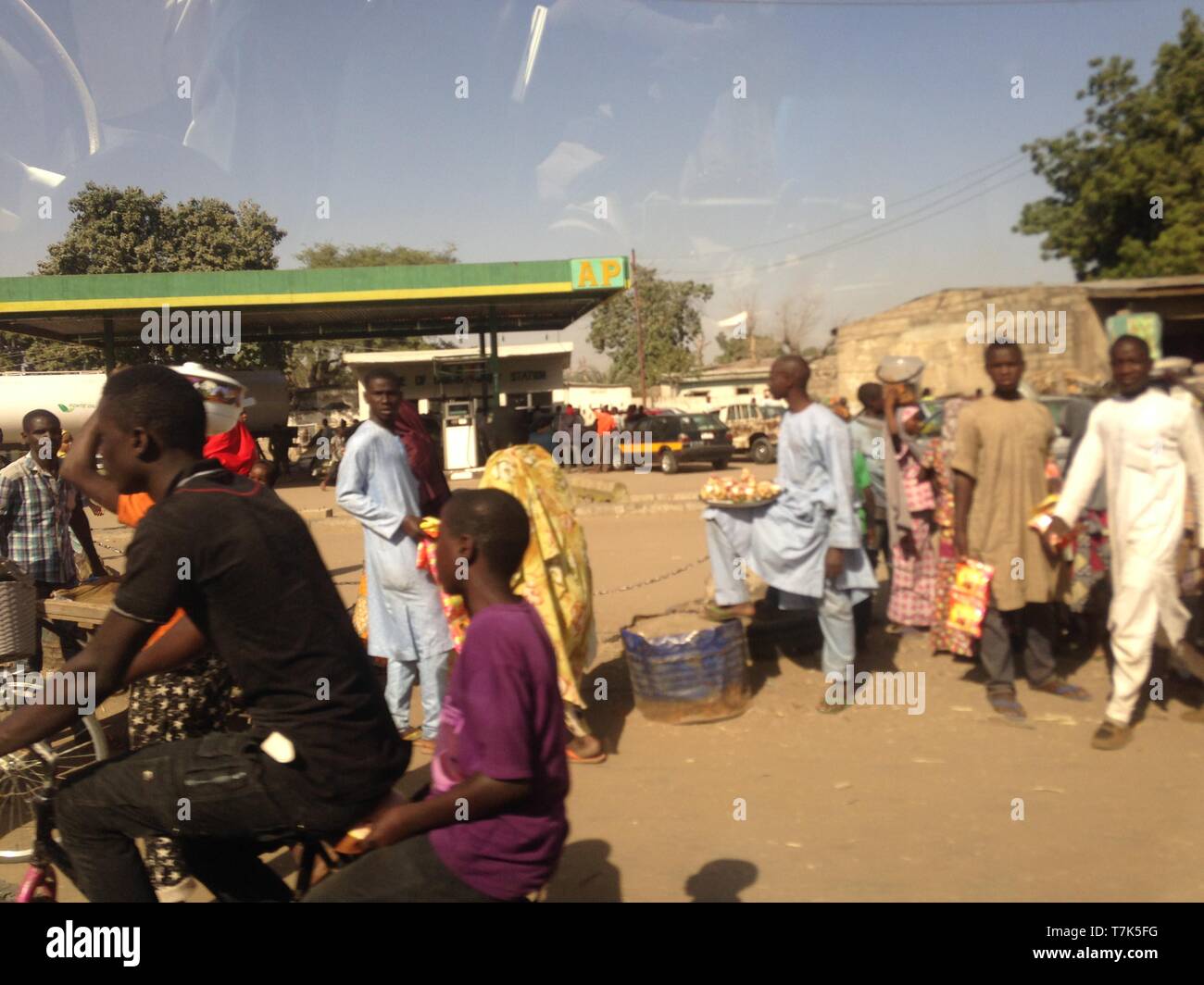 Nigerias illegalen Abbau Menschen, die in der illegalen Abbau Website Stockfoto