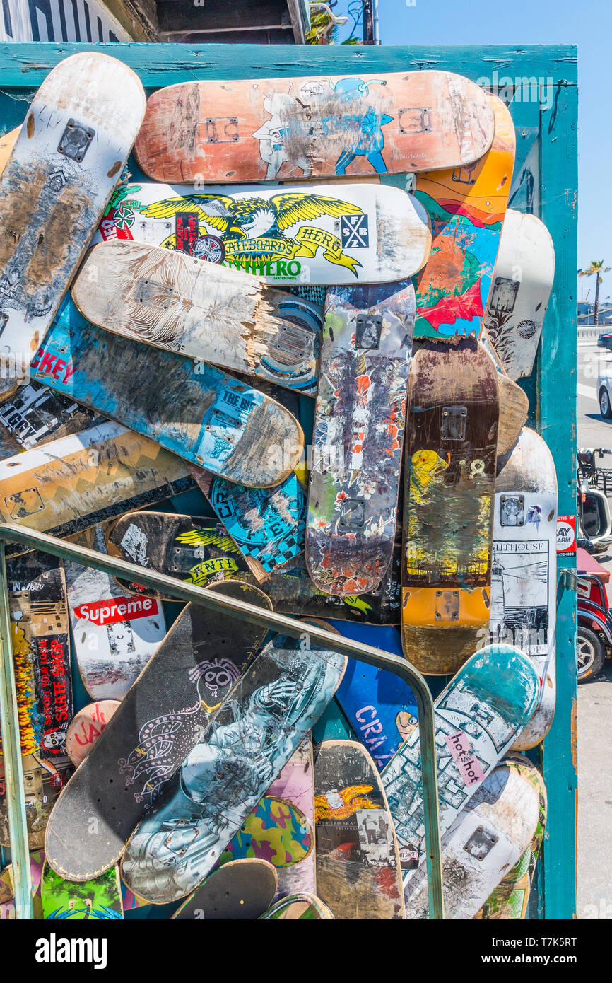 Ein Haufen von Preowned skateboard Decks in einem zufällig angeordnet sind  einige kaputte und einige Ganze mit jeweils einem unterschiedlichen Design  Pattern vor einem Stockfotografie - Alamy