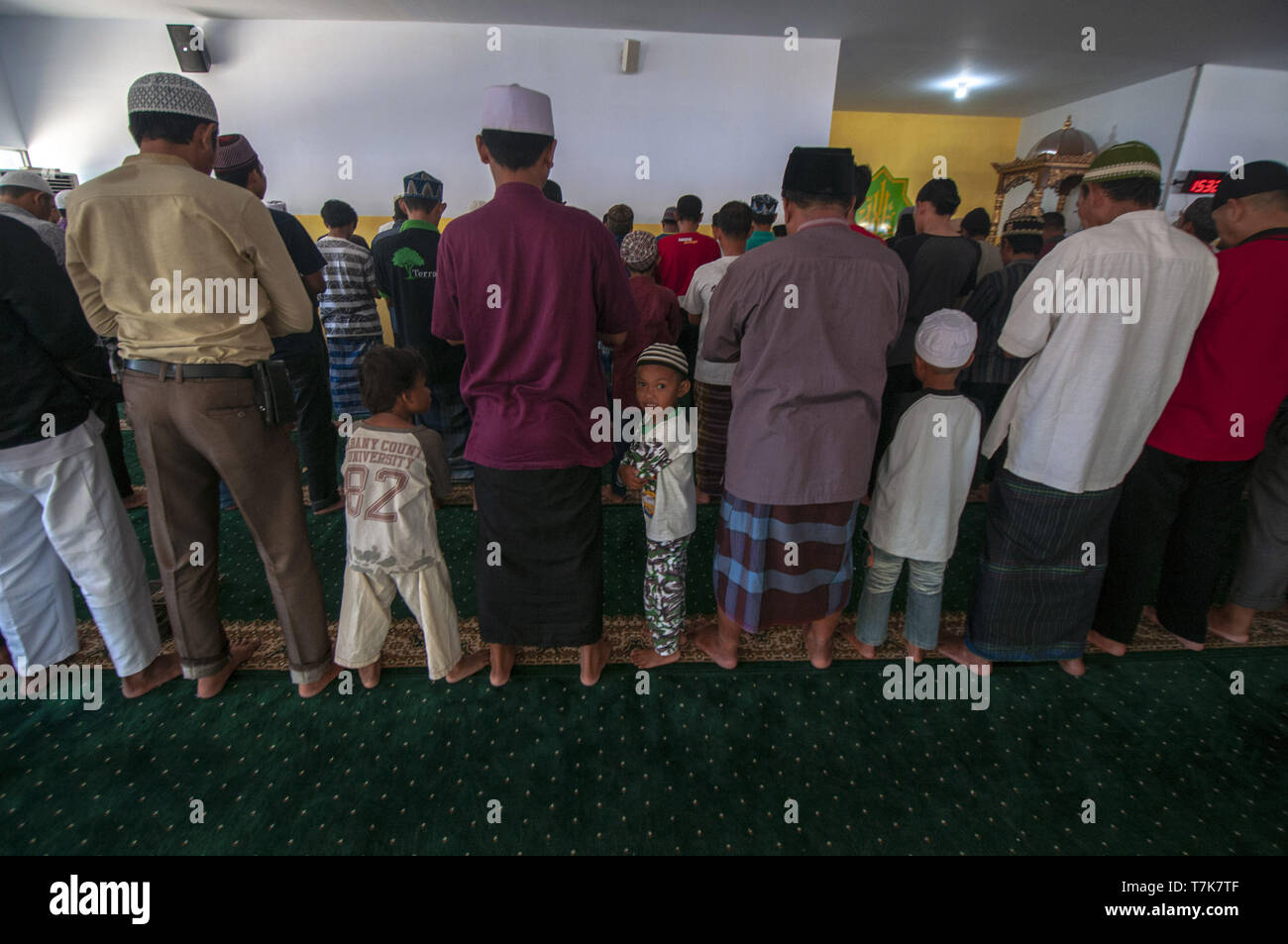 Palu, Sulawesi, Indonesien. 7. Mai, 2019. PALU, Sulawesi, Indonesien - Mai 7: Eine Zahl der Opfer der Katastrophe führte die ASR-Gebet in der Gemeinde in der Moschee in der Anlage des Großen Darussalam Moschee in Palu, Sulawesi, Dienstag (7. Mai 2019). Nach sieben Monaten der Katastrophe am 28. September 2018, Hunderte von Opfern wurden gezwungen, ihr Leben in den Flüchtlingslagern compound zu leben und sich der Monat Ramadan im Ort unterzogen werden, weil sie nicht einer vorübergehenden Schutz haben. Credit: Sijori Images/ZUMA Draht/Alamy leben Nachrichten Stockfoto