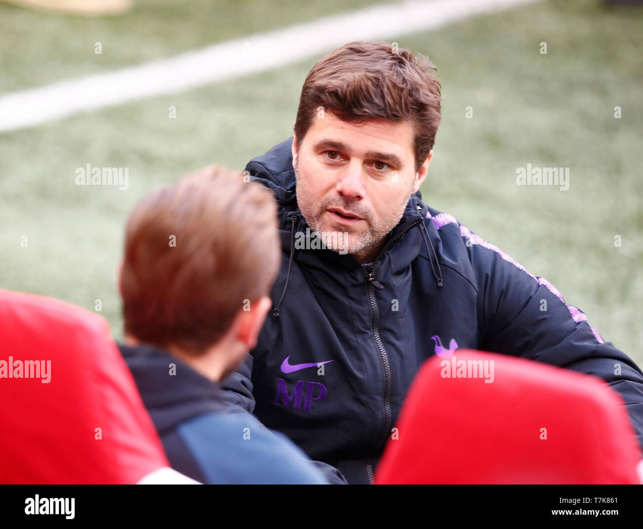 AMSTERDAM, Niederlande. 07 Mai, 2019. Tottenham Hotspur Manager Mauricio Pochettino in Wörter mit Tottenham Hotspur ist Harry Kane bei Tottenham Hotspur Training vor der UEFA Championship League Halbfinale 2 Bein zwischen Ajax und Tottenham Hotspur an Johan Cruyff Arena, Amsterdam, Netherlandson, 07. Mai 2019 Credit: Aktion Foto Sport/Alamy leben Nachrichten Stockfoto