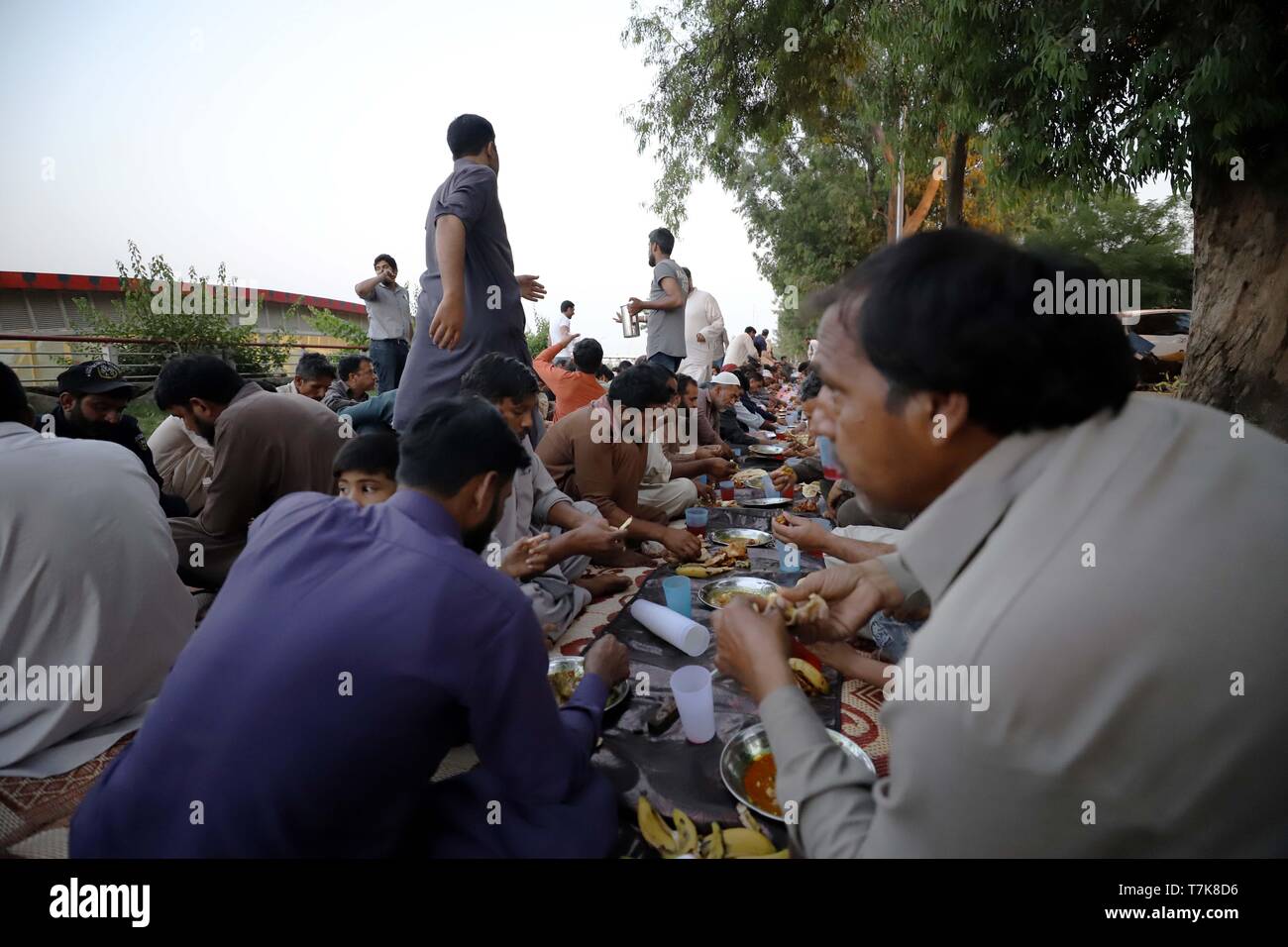Islamabad, Pakistan. 7. Mai, 2019. Pakistanische Muslime brechen ihre schnellen, am ersten Tag des Ramadan Bei einer kostenlosen Verteilung von Nahrungsmitteln in Islamabad, der Hauptstadt von Pakistan, am 7. Mai 2019. Credit: Ahmad Kamal/Xinhua/Alamy leben Nachrichten Stockfoto