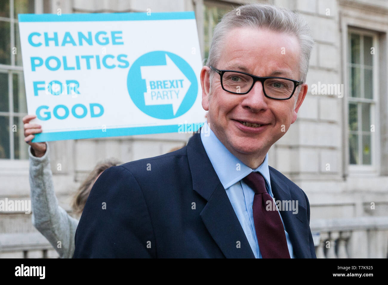 London, Großbritannien. 7. Mai, 2019. Michael Gove, MP, Staatssekretär für Umwelt, Ernährung und ländliche Angelegenheiten, verlässt das Cabinet Office folgenden überparteilichen Brexit Gespräche mit Vertretern der Labour Party Schatzkanzler John McDonnell, Schatten Staatssekretär für das Verlassen der Europäischen Union Sir Keir Starmer, Schatten der Staatssekretär für Wirtschaft, Energie und industrielle Strategie Rebecca Long-Bailey und Schatten Staatssekretär für Umwelt Sue Hayman. Gespräche wieder morgen. Credit: Mark Kerrison/Alamy leben Nachrichten Stockfoto