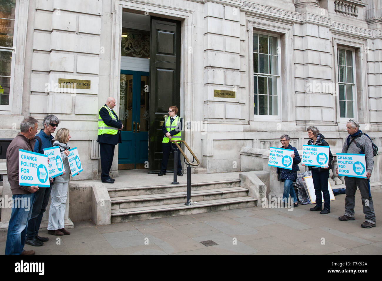 London, Großbritannien. 7. Mai, 2019. Aktivistinnen aus dem Brexit Partei Protest außerhalb des Cabinet Office während der Parteiübergreifenden Brexit Gespräche zwischen Vertretern der Regierung, darunter der stellvertretende Premierminister David Lidington und Umwelt Staatssekretär Michael Gove, und Vertreter der Partei der Arbeit einschließlich der Schatzkanzler John McDonnell und Schatten Staatssekretär für das Verlassen der Europäischen Union Sir Keir Starmer. Gespräche wieder morgen. Credit: Mark Kerrison/Alamy leben Nachrichten Stockfoto