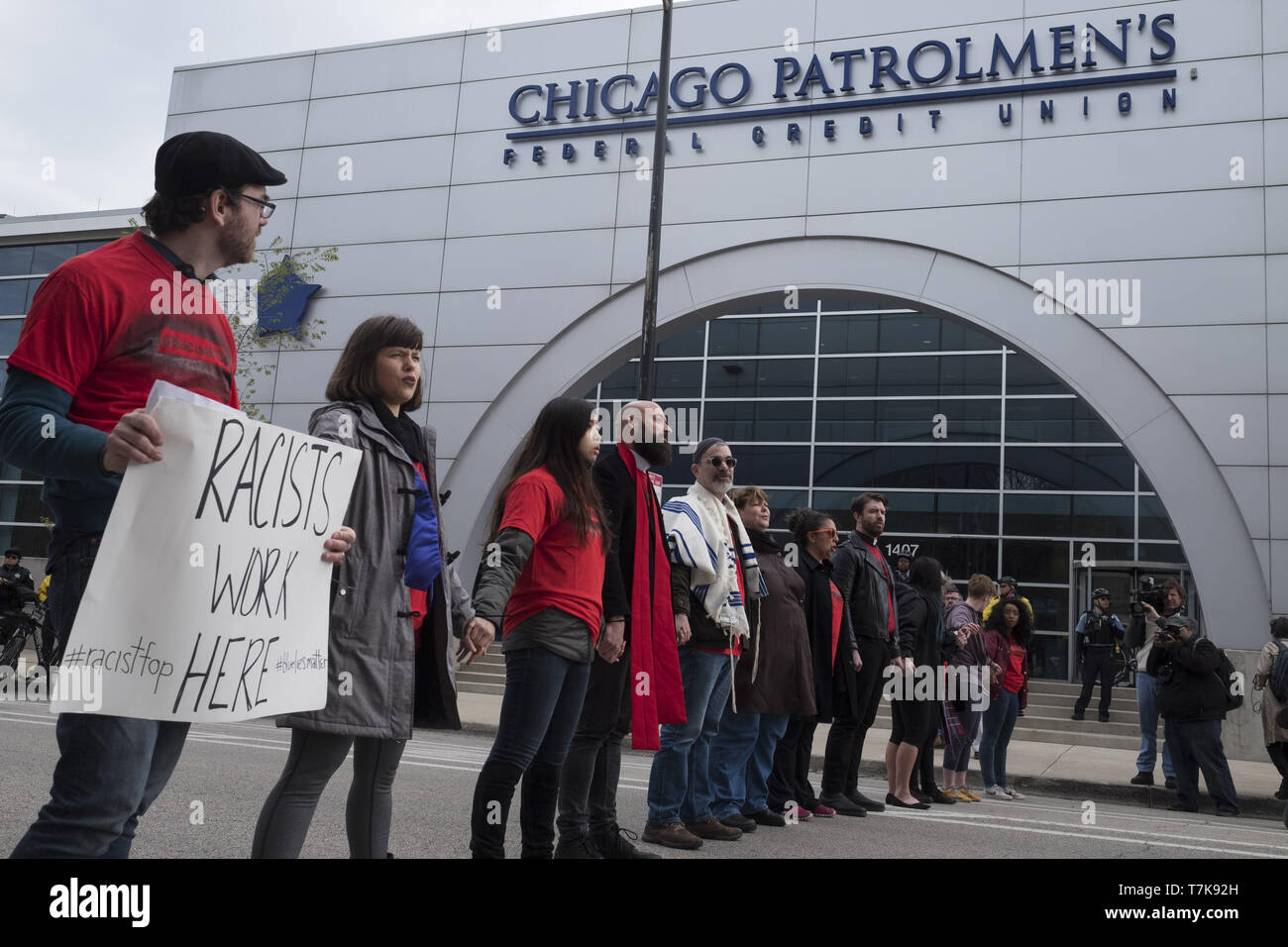 Chicago, IL, USA. 6. Mai, 2019. Demonstranten und Geistliche protestierten außerhalb der Chicago brüderliche Auftrag der Polizei Büros. Über ihre Aktionen gegen Leute der Farbe und reagiert auf Kritik. Zwölf Geistliche wurden für den Verkehr verhaftet. Credit: Rick Majewski/ZUMA Draht/Alamy leben Nachrichten Stockfoto
