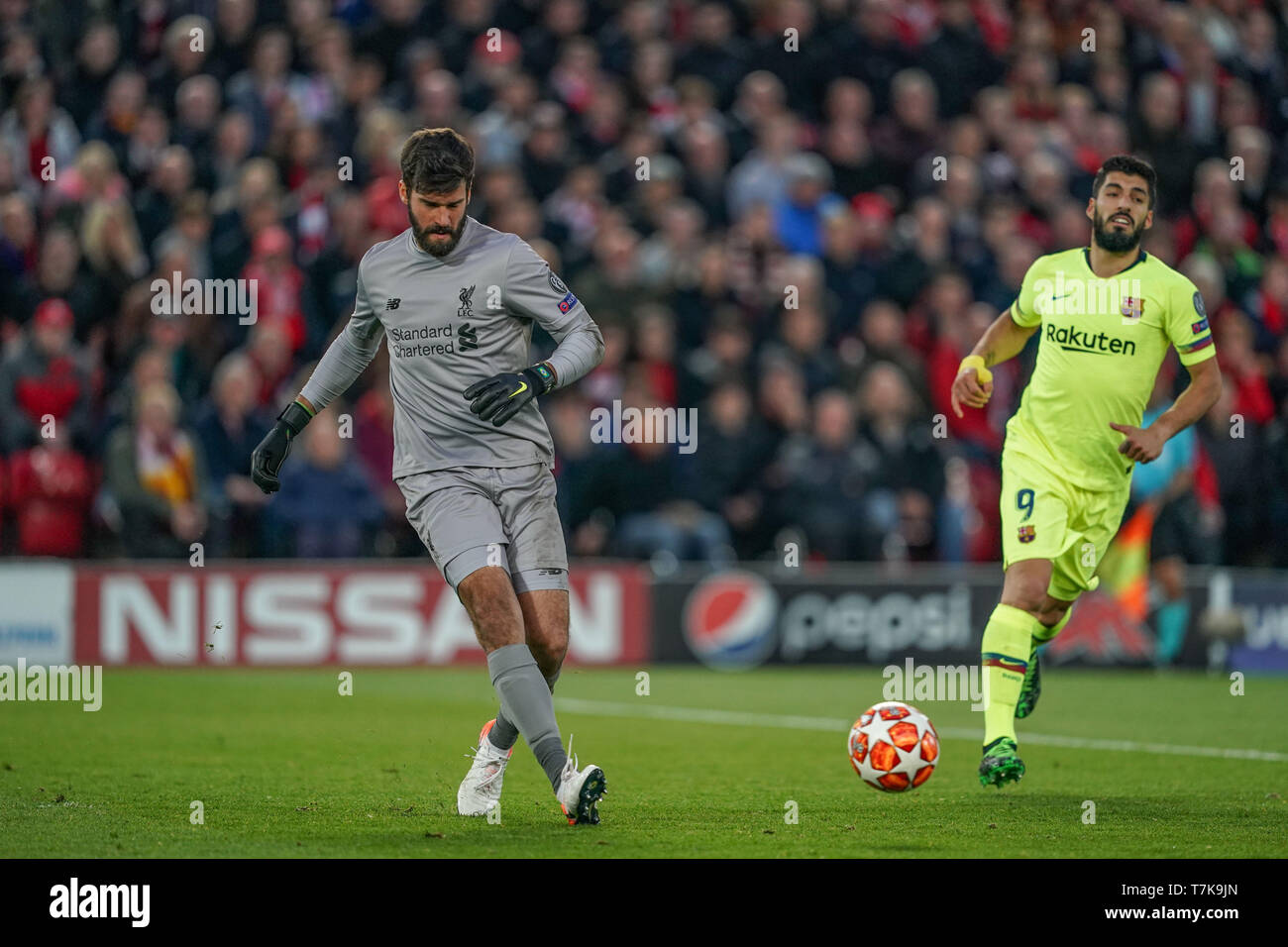 Liverpool, Großbritannien. 07 Mai, 2019. 7. Mai 2019, Anfield Stadion, Liverpool, England, UEFA Champions League, Halbfinale, Rückspiel, Liverpool FC vs FC Barcelona; Alisson Becker (13) von Liverpool löscht den Ball wie Luis Suarez (9) von Barcelona pressen Credit: Terry Donnelly/News Bilder Credit: Aktuelles Bilder/Alamy leben Nachrichten Stockfoto