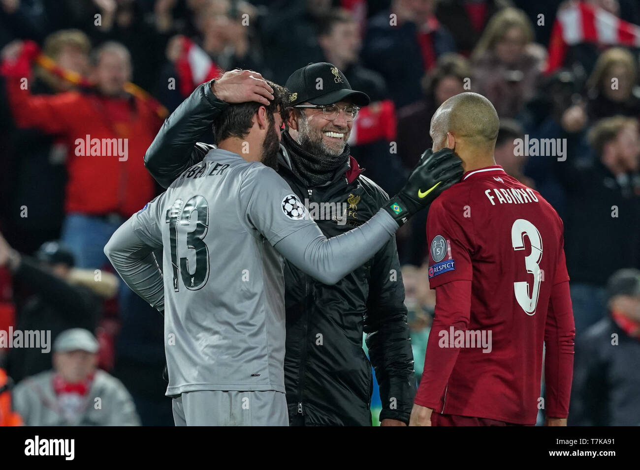 Liverpool, Großbritannien. 07 Mai, 2019. 7. Mai 2019, Anfield Stadion, Liverpool, England, UEFA Champions League, Halbfinale, Rückspiel, Liverpool FC vs FC Barcelona; Jürgen Klopp Manager von Liverpool feiert die 4-0 über Barcelona mit Alisson Becker (13) von Liverpool und Fabinho (03) von Liverpool Kredit gewinnen: Terry Donnelly/News Bilder Credit: Aktuelles Bilder/Alamy leben Nachrichten Stockfoto