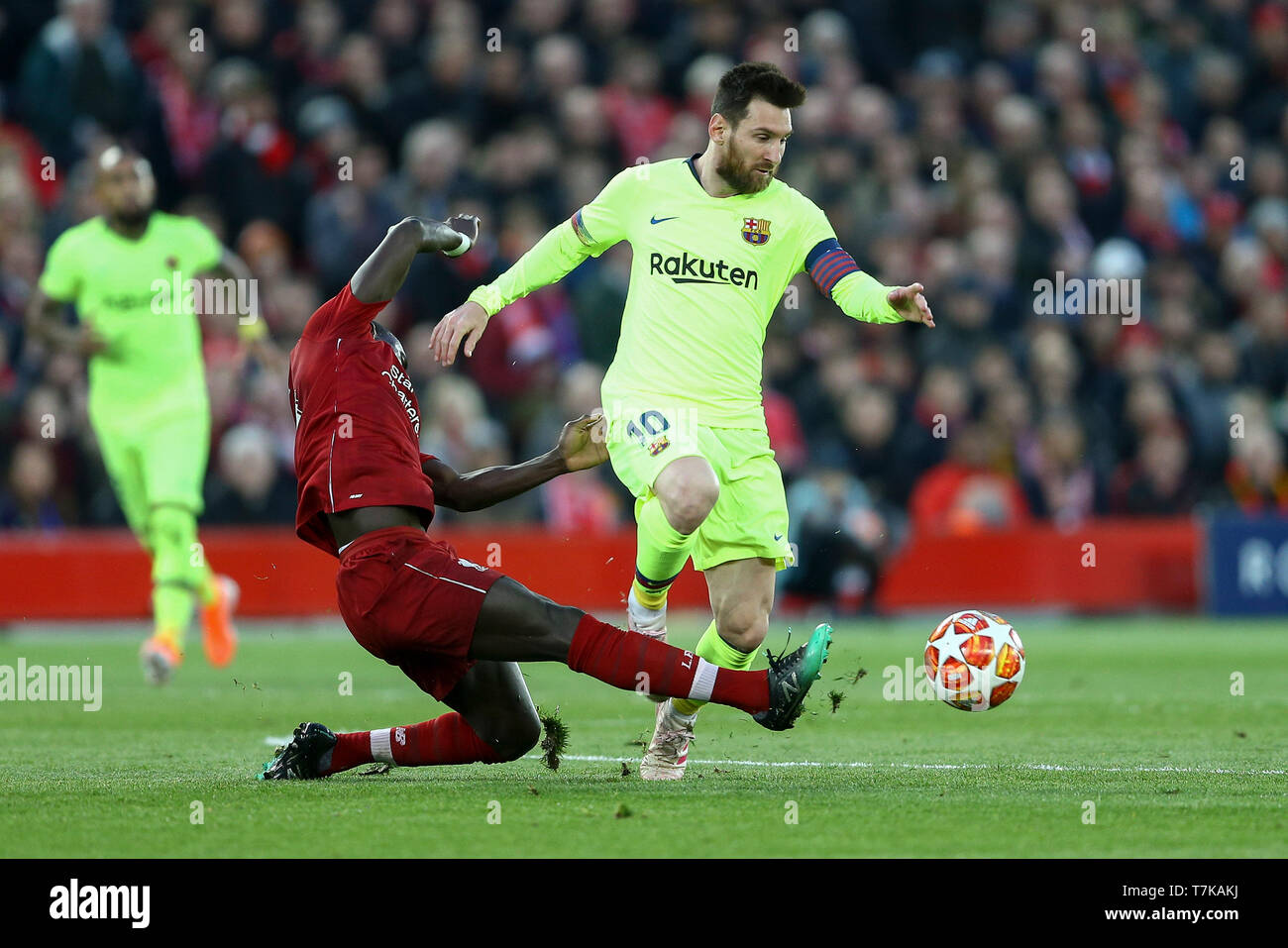 Liverpool, Großbritannien. 07 Mai, 2019. Sadio Mähne von Liverpool packt Lionel Messi von Barcelona. UEFA Champions League Halbfinale, 2 Bein übereinstimmen, Liverpool v Barcelona bei Anfield Stadion in Liverpool am Dienstag, den 7. Mai 2019. Dieses Bild dürfen nur für redaktionelle Zwecke verwendet werden. Nur die redaktionelle Nutzung, eine Lizenz für die gewerbliche Nutzung erforderlich. Keine Verwendung in Wetten, Spiele oder einer einzelnen Verein/Liga/player Publikationen. pic von Chris Stading/Andrew Orchard sport Fotografie/Alamy Live news Credit: Andrew Orchard sport Fotografie/Alamy leben Nachrichten Stockfoto