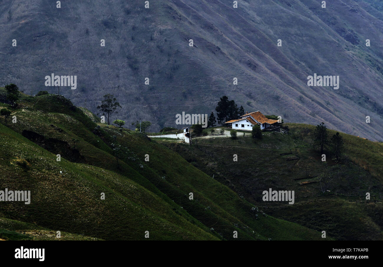 Die Colonia Tovar, Aragua, Venezuela. 28 Apr, 2019. APRIL 28, 2019. Die Colonia Tovar ist ein Deutschland Kultur stadt Geelgen in Venezuela, der Hauptstadt von Tovar Gemeinde, im Bundesstaat Aragua. 1843 von einer Gruppe von Einwanderern aus Deutschland gegründet. Es ist durch die Beibehaltung der kulturellen Impressum seiner Herkunft, für das, was das Deutschland von Venezuela genannt wird gekennzeichnet. Es hängt im Wesentlichen von Landwirtschaft und Tourismus, und befindet sich 42 km von Caracas. Die Kolonie ist bekannt für seine gemäßigten bis kalten Klima Kulturpflanzen (Pfirsiche, Erdbeeren, rote Rüben, Blumenkohl, Karotten, Kohl, Mangold, Brokkoli, Salat, ch bekannt Stockfoto