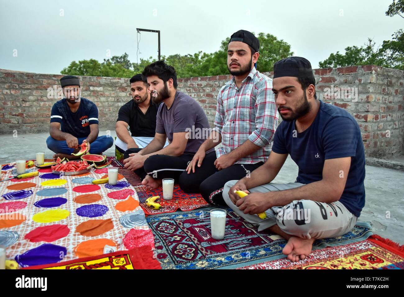 Die Menschen sehen ihre schnell während des ersten Tages des heiligen Fastenmonats Ramadan in Patiala Bezirk des Punjab zu brechen. Muslime auf der ganzen Welt feiern den Monat Ramadan, der heiligste Monat im Islamischen Kalender, in dem Anhänger schnell von früh bis spät. Stockfoto