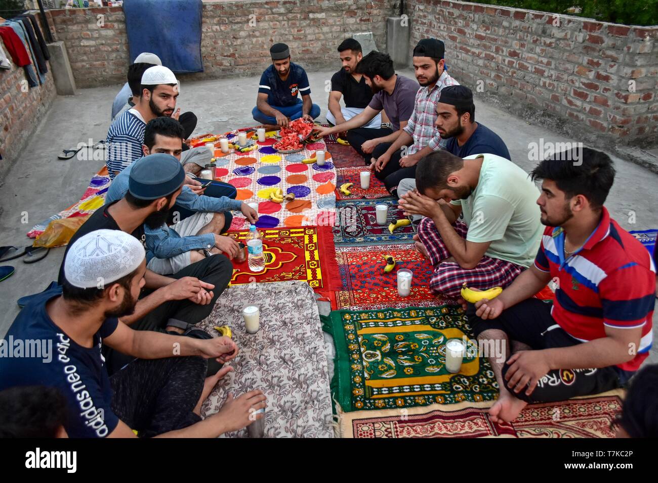 Die Menschen sehen ihre schnell während des ersten Tages des heiligen Fastenmonats Ramadan in Patiala Bezirk des Punjab zu brechen. Muslime auf der ganzen Welt feiern den Monat Ramadan, der heiligste Monat im Islamischen Kalender, in dem Anhänger schnell von früh bis spät. Stockfoto