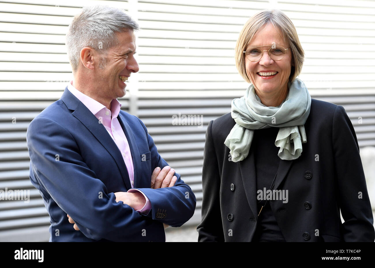 Kiel, Deutschland. 07 Mai, 2019. Karl-Hermann Witte und Ulriker Helfer, Mitglieder der Vorstand zuständig für das Portfolio Management, stehen Seite an Seite. Die "Bad Bank" für die HSH Nordbank faul Schiff Darlehen wird die Ergebnisse für 2018 am 8. Mai 2019 vorzulegen. Portfolio Management, eine Anstalt öffentlichen Rechts (AöR), übernahm der HSH Nordbank schlechten Schiff Darlehen mit einem Nominale von EUR 4,1 Mrd. im Jahr 2016 und 2,4 Mrd. EUR für Sie. Credit: Carsten Rehder/dpa/Alamy leben Nachrichten Stockfoto