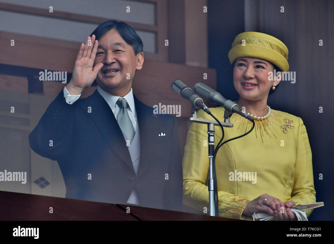 Japans neuer Kaiser Naruhito wellen Gratulanten während ihrer ersten öffentlichen Begrüßung an der East Plaza, Imperial Palace in Tokio, Japan, am 4. Mai 2019. Quelle: LBA/Alamy leben Nachrichten Stockfoto