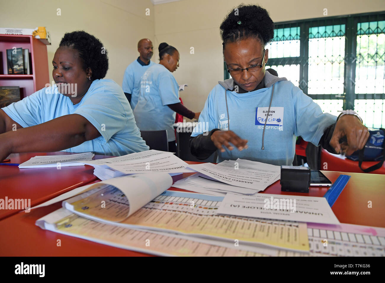 Johannesburg, Südafrika. 7. Mai, 2019. Kurfürstlichen Beamten Arbeit im Wahllokal in der Crawford College in Johannesburg, Südafrika, am 7. Mai 2019. Credit: Chen Cheng/Xinhua/Alamy leben Nachrichten Stockfoto