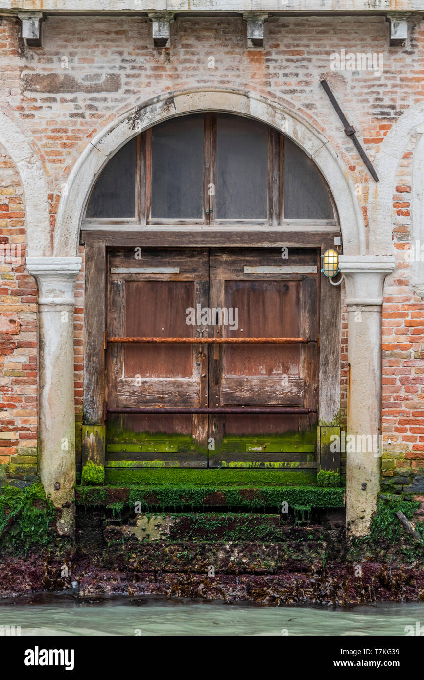 Die Bedrohung der globalen Erwärmung und der Anstieg des Meeresspiegels ist offensichtlich in Venedig - Die abwechslungsreiche Sehenswürdigkeiten der historischen Stadt von Venedig, Italien - Mai 2019 Stockfoto