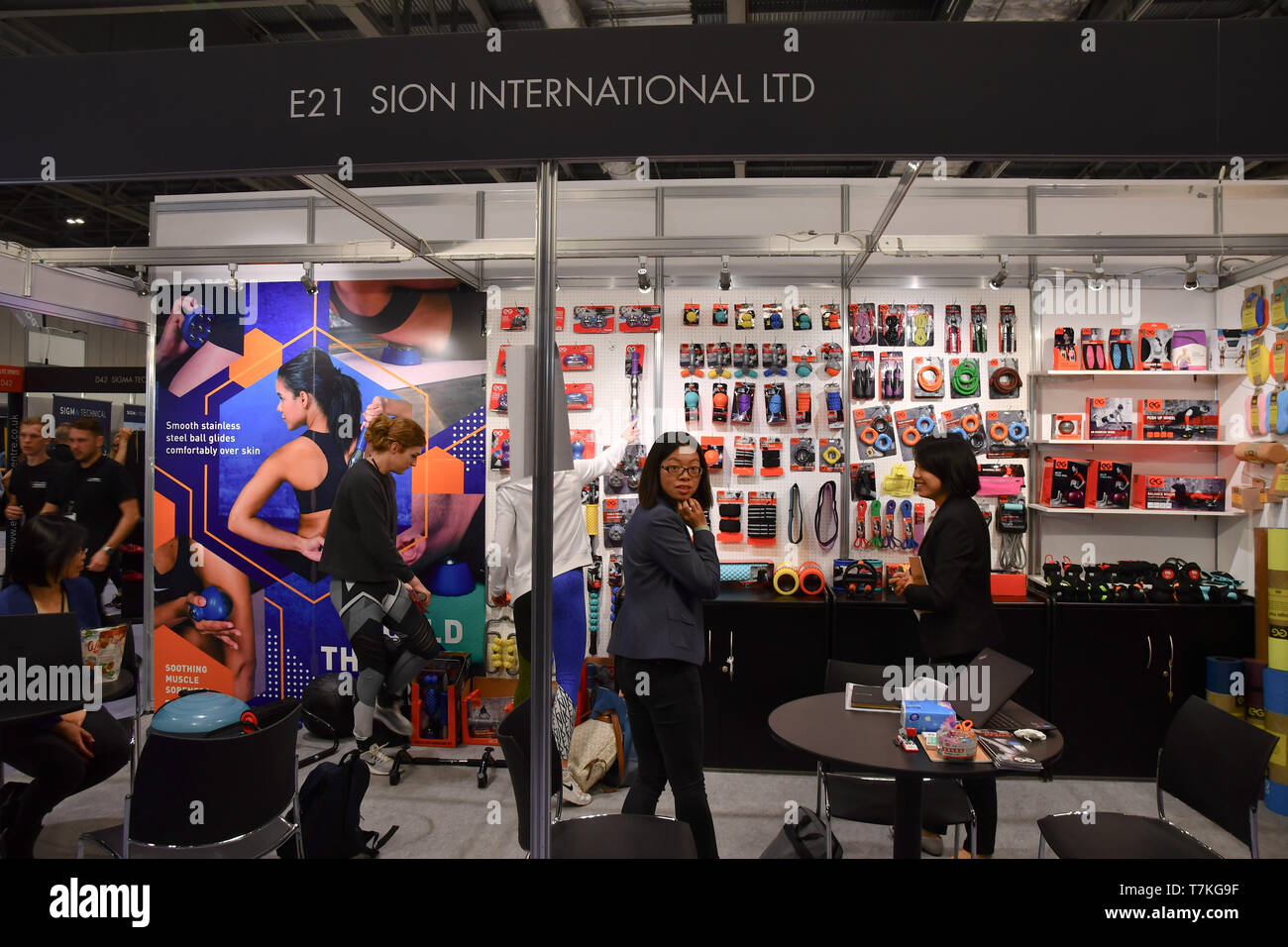 London, Großbritannien. 8. Mai, 2019. Sion International Co., Ltd., China Lieferant von Fitness Zubehör, elliptisches Fahrrad, Seil springen, Kurzhantelstange, Hula Hoop, schieben Sie es nach oben, Bar, Yoga, Wassersport Zubehör Ausstellung bei Elevate 2019 Am 8. Mai 2019, bei Excel London, UK. Bild Capital/Alamy leben Nachrichten Stockfoto