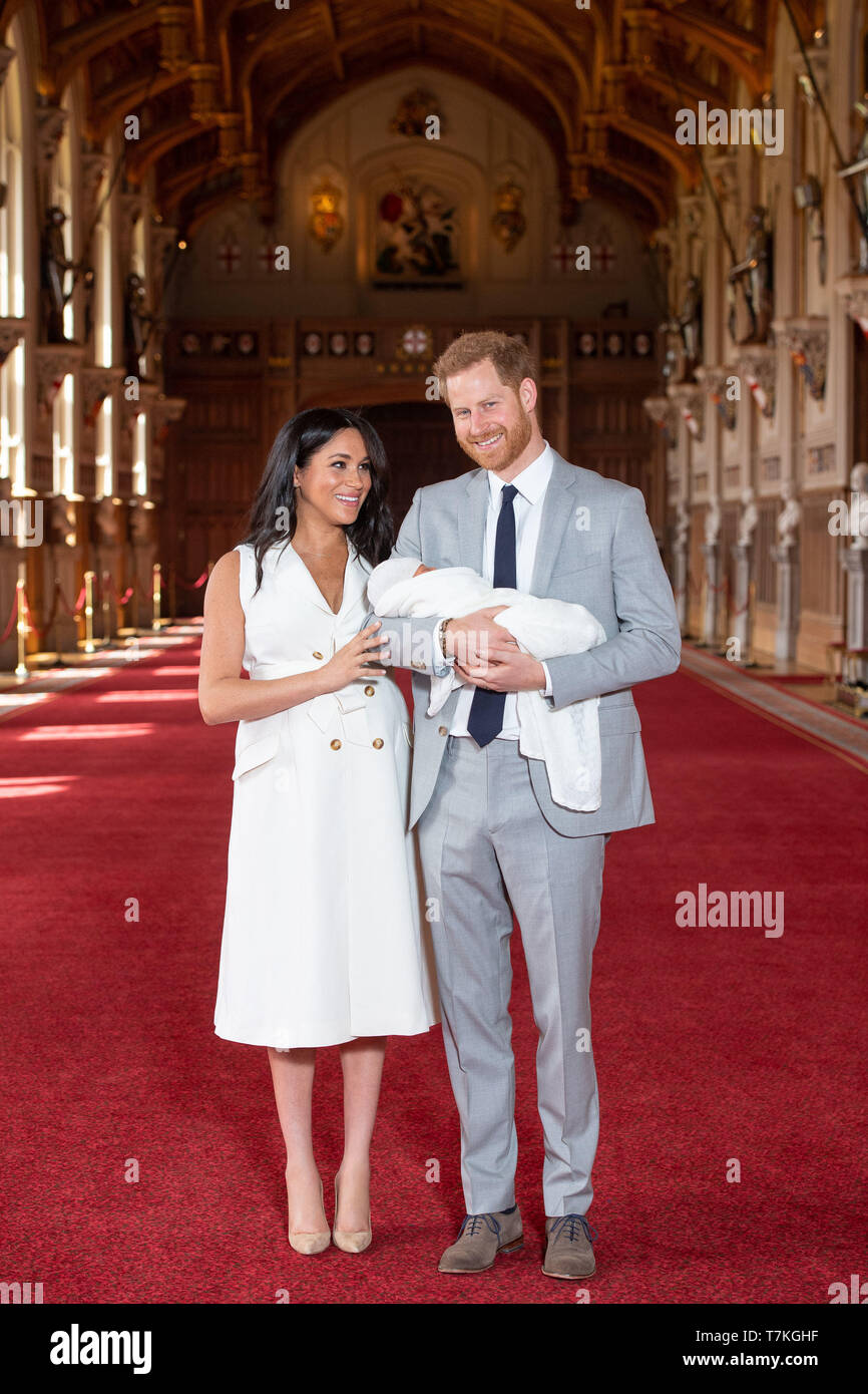 Windsor, Großbritannien. 8. Mai, 2019. Der britische Prinz Harry, Herzog von Sussex (R), und seine Frau Meghan Markle, Herzogin von Sussex, für ein Foto mit ihrem Sohn in St. George's Hall im Schloss Windsor in Windsor, Großbritannien, am 8. Mai 2019. Das baby boy, der Queen Elizabeth 8 Urenkel, ist 7. im Einklang mit dem Thron, hinter der Prinz von Wales, der Herzog von Cambridge und seine Kinder - Prince George, Prinzessin Charlotte und Prinz Louis - und Prinz Harry. Quelle: Dominic Lipinski/PA-Kabel/Xinhua/Alamy leben Nachrichten Stockfoto