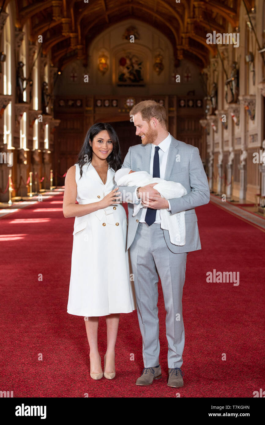 Windsor, Großbritannien. 8. Mai, 2019. Der britische Prinz Harry, Herzog von Sussex (R), und seine Frau Meghan Markle, Herzogin von Sussex, für ein Foto mit ihrem Sohn in St. George's Hall im Schloss Windsor in Windsor, Großbritannien, am 8. Mai 2019. Das baby boy, der Queen Elizabeth 8 Urenkel, ist 7. im Einklang mit dem Thron, hinter der Prinz von Wales, der Herzog von Cambridge und seine Kinder - Prince George, Prinzessin Charlotte und Prinz Louis - und Prinz Harry. Quelle: Dominic Lipinski/PA-Kabel/Xinhua/Alamy leben Nachrichten Stockfoto
