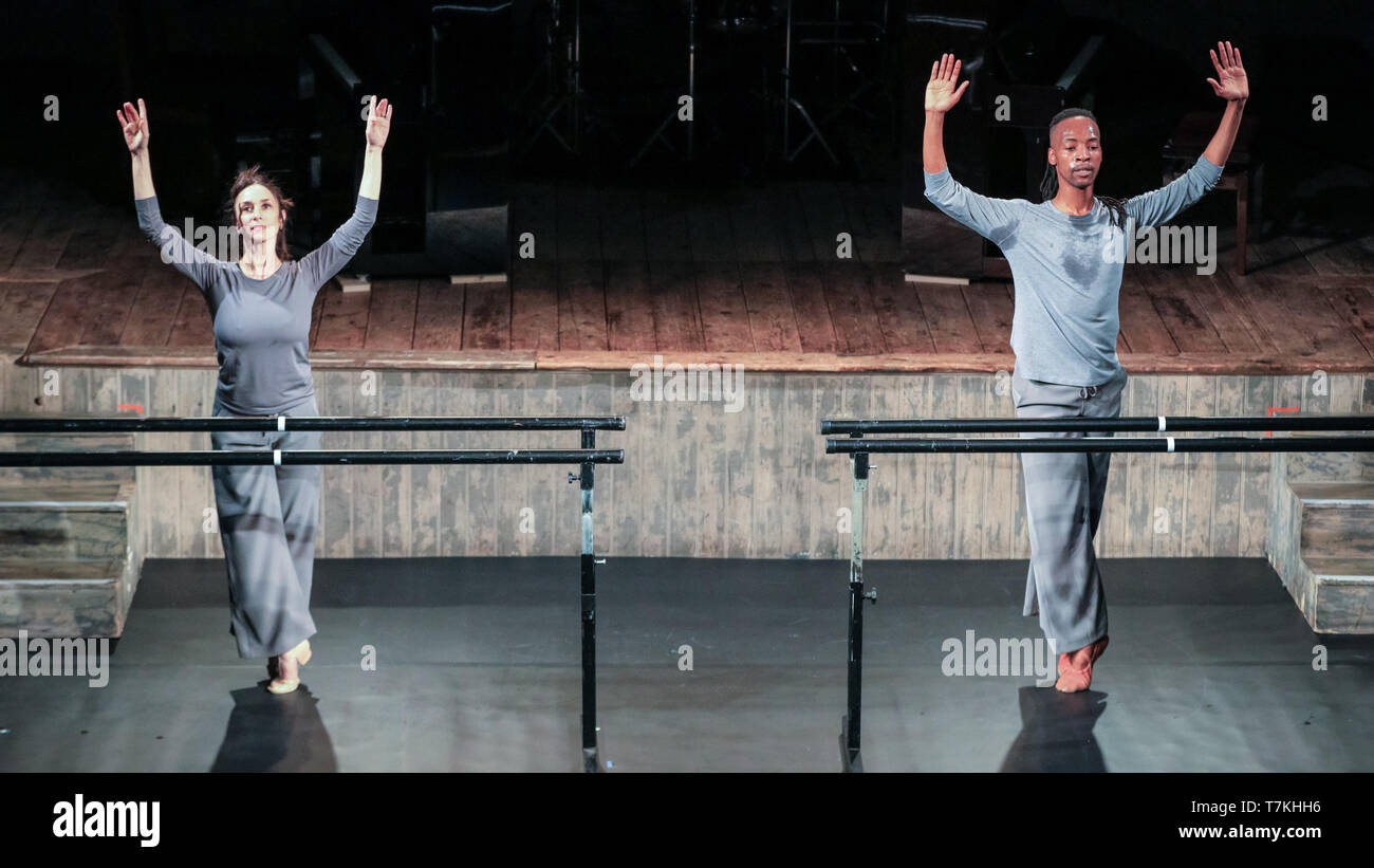 Wilton's Music Hall, London, UK, 08. Mai 2019. Viviana Durante und Mbulelo Ndabeni durchführen. Legendäre ballerina Viviana Durante kehrt in den UK Etappe in 8:38, einem neu Auftragsarbeit von Olivier preisgekrönte Choreograph Javier de Frutos, Musik einschließlich der Kurt Weill/Lotte Lenya classic September Song gesetzt. Viviana ist durch die zeitgenössische Tänzerin Mbulelo Ndabeni zusammengeschlossen. Drei / 8:38 / Sieben bei Wilton's Music Hall kann 8-18, außer Sonntags laufen wird. Credit: Imageplotter/Alamy leben Nachrichten Stockfoto