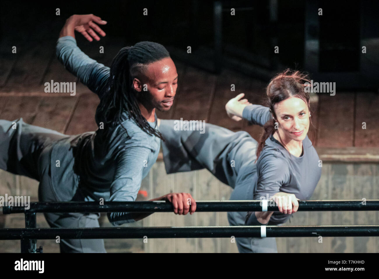 Wilton's Music Hall, London, UK, 08. Mai 2019. Viviana Durante und Mbulelo Ndabeni durchführen. Legendäre ballerina Viviana Durante kehrt in den UK Etappe in 8:38, einem neu Auftragsarbeit von Olivier preisgekrönte Choreograph Javier de Frutos, Musik einschließlich der Kurt Weill/Lotte Lenya classic September Song gesetzt. Viviana ist durch die zeitgenössische Tänzerin Mbulelo Ndabeni zusammengeschlossen. Drei / 8:38 / Sieben bei Wilton's Music Hall kann 8-18, außer Sonntags laufen wird. Credit: Imageplotter/Alamy leben Nachrichten Stockfoto