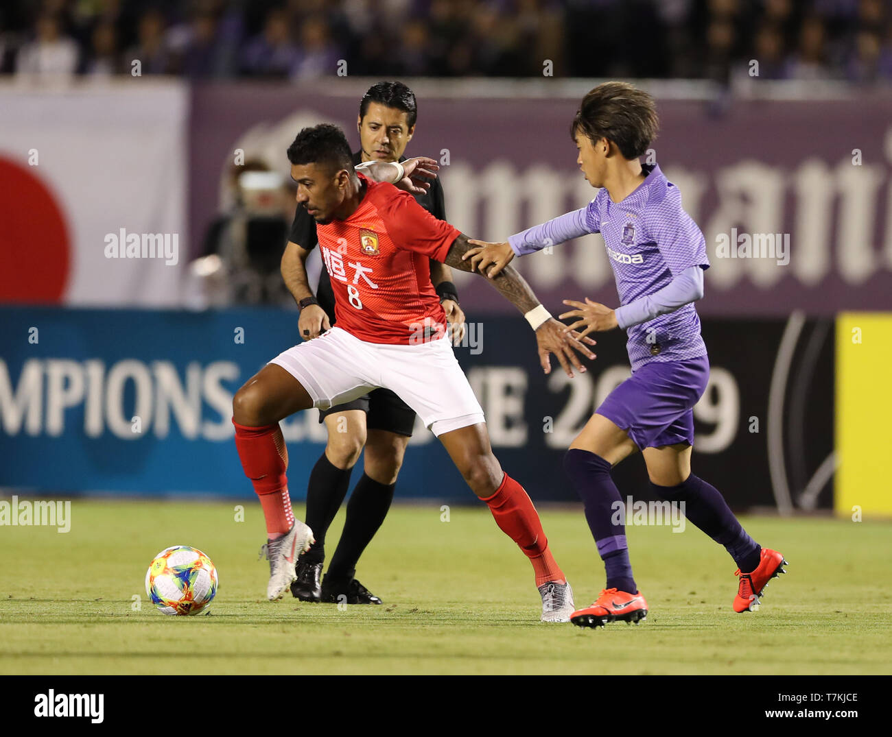 (190508) - hiroshima, 8. Mai 2019 (Xinhua) - Paulinho (L) von Guangzhou Evergrande FC bricht durch während der Gruppe F Match zwischen China Guangzhou Evergrande FC und Japan Sanfrecce Hiroshima an der AFC Champions League 2019 in Hiroshima, Japan, Mai 8, 2019. (Xinhua / Du Xiaoyi) Stockfoto