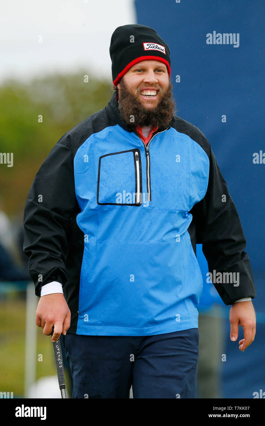 Hillside Golf Club, Southport, Großbritannien. 8. Mai, 2019. Betfred britischen Meister, bewirtet von Tommy Fleetwood, pro Tag; Golfspieler Andrew "Rindfleisch" Johnson genießt seine Runde mit Partnern Anton du Beke, Dan Walker und Lee Cattermole Credit: Aktion plus Sport/Alamy leben Nachrichten Stockfoto