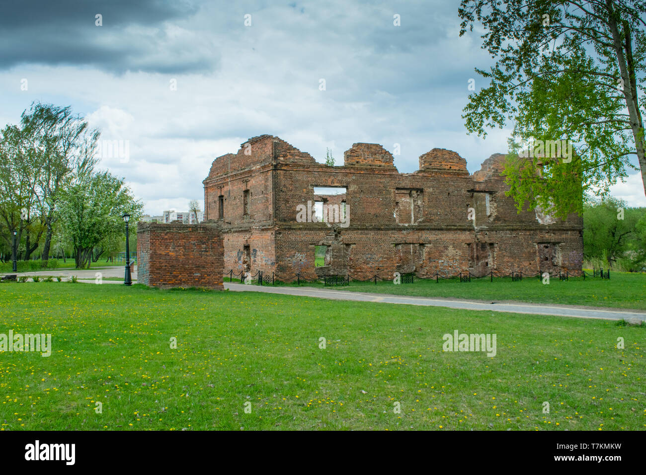 Alte Mauer mit Ziegel gefüllt. Altes Gebäude Stockfoto