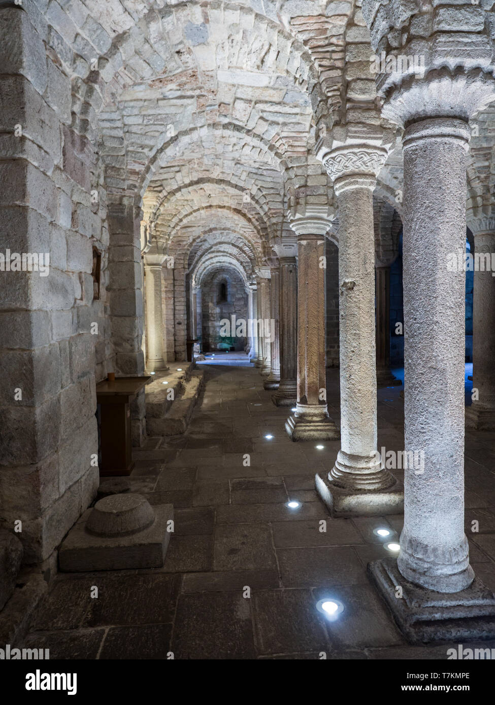 Abbadia San Salvatore, Italien - 24 April 2019: Innenraum mit Säulen in einer Gruft. Stockfoto