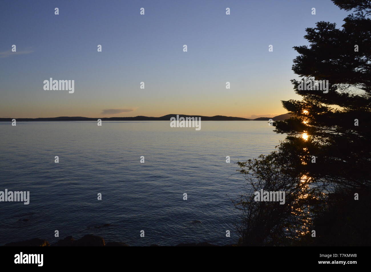 Blick auf den Sonnenuntergang auf die San Juan Inseln, Washington Sate, USA, von Fidalgo Island. Stockfoto