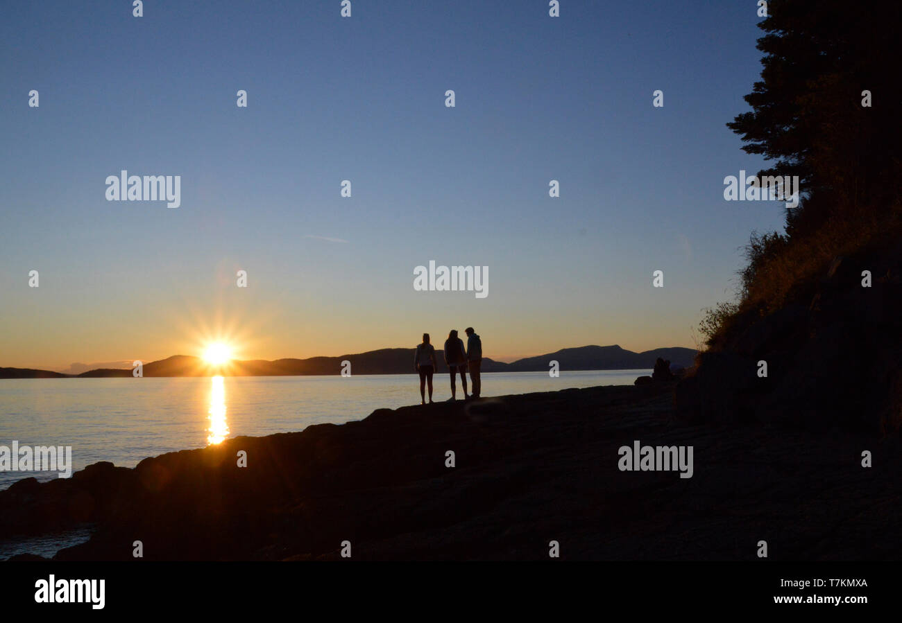 Blick auf den Sonnenuntergang auf die San Juan Inseln des Staates Washington von Fidalgo Island, Stockfoto