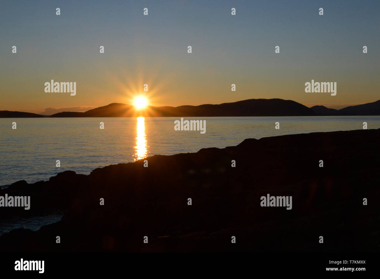 Blick auf den Sonnenuntergang vom Westende der Fidalgo-Insel auf den San Juan Inseln im Staat Washington. Stockfoto