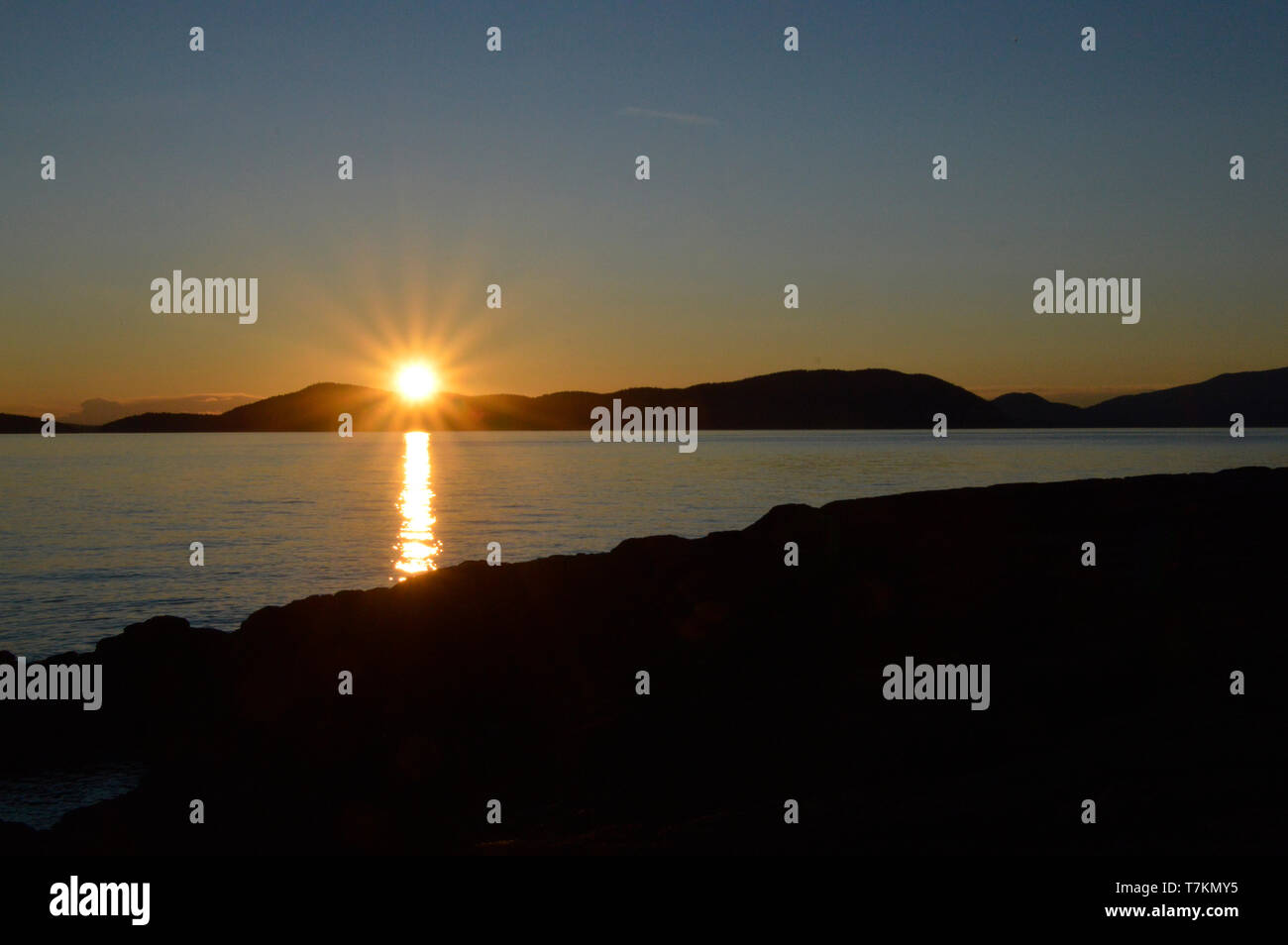 Blick auf den Sonnenuntergang vom Westende der Fidalgo-Insel auf den San Juan Inseln im Staat Washington. Stockfoto