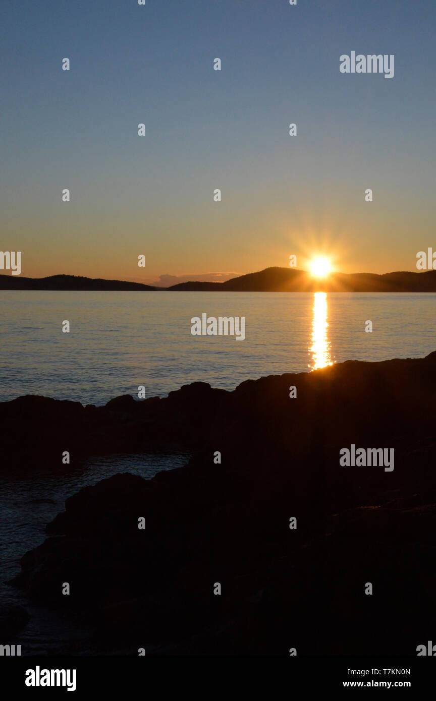 Blick auf den Sonnenuntergang vom Westende der Fidalgo-Insel auf den San Juan Inseln im Staat Washington. Stockfoto