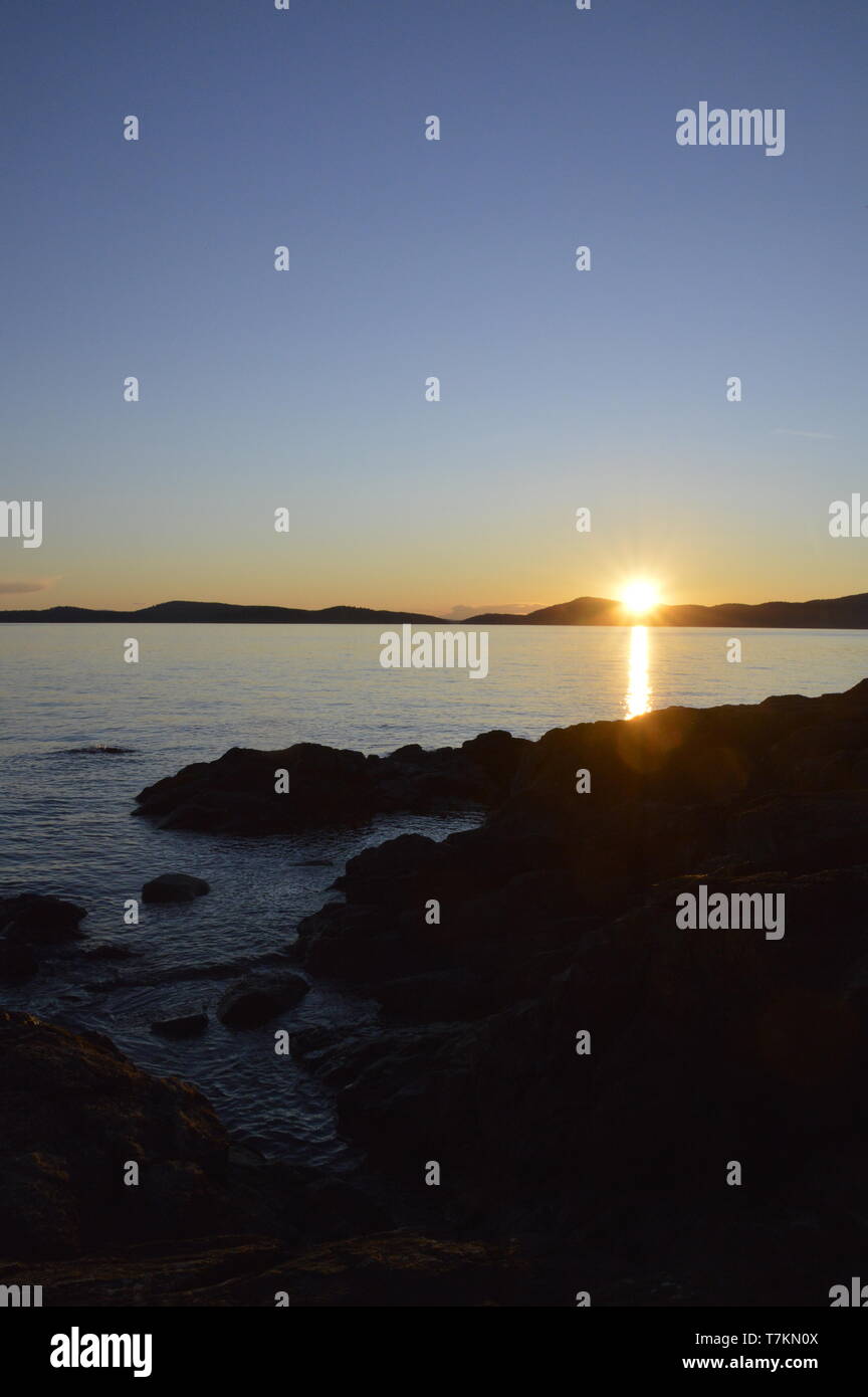 Blick auf den Sonnenuntergang vom Westende der Fidalgo-Insel auf den San Juan Inseln im Staat Washington. Stockfoto