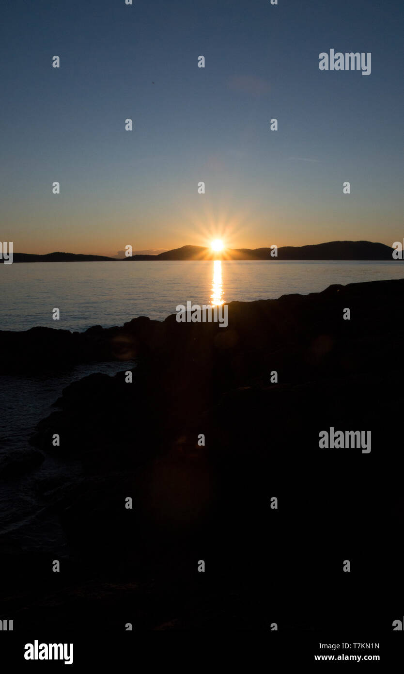 Blick auf den Sonnenuntergang vom Westende der Fidalgo-Insel auf den San Juan Inseln im Staat Washington. Stockfoto