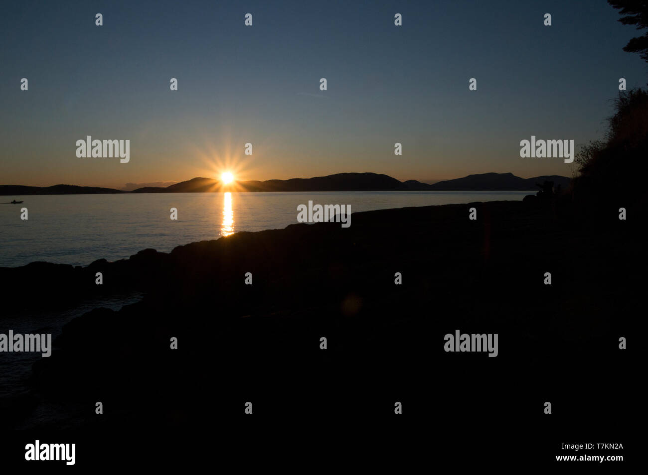 Blick auf den Sonnenuntergang vom Westende der Fidalgo-Insel auf den San Juan Inseln im Staat Washington. Stockfoto