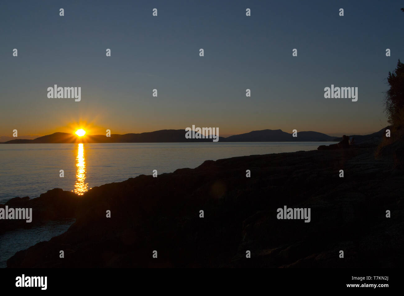 Blick auf den Sonnenuntergang vom Westende der Fidalgo-Insel auf den San Juan Inseln im Staat Washington. Stockfoto