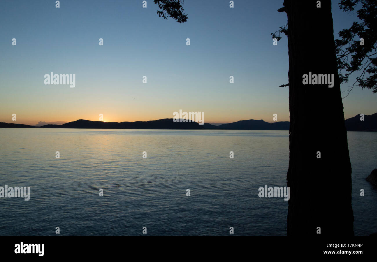 Blick auf den Sonnenuntergang vom Westende der Fidalgo-Insel auf den San Juan Inseln im Staat Washington. Stockfoto