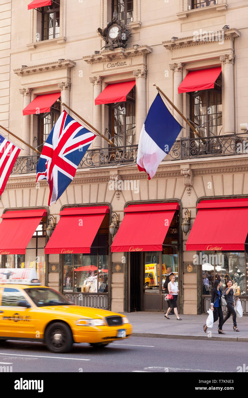 Taxi fährt von Cartier Boutique auf der 5th Avenue in Manhattan, New York City, USA Stockfoto
