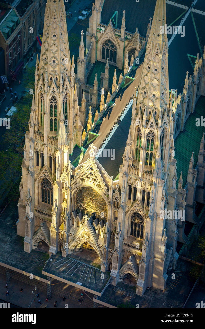 Ansicht von oben auf die St. Patrick's Cathedral beleuchtete durch Reflexionen am frühen Morgen vom Rockefeller Center, Manhattan, New York City, USA Stockfoto