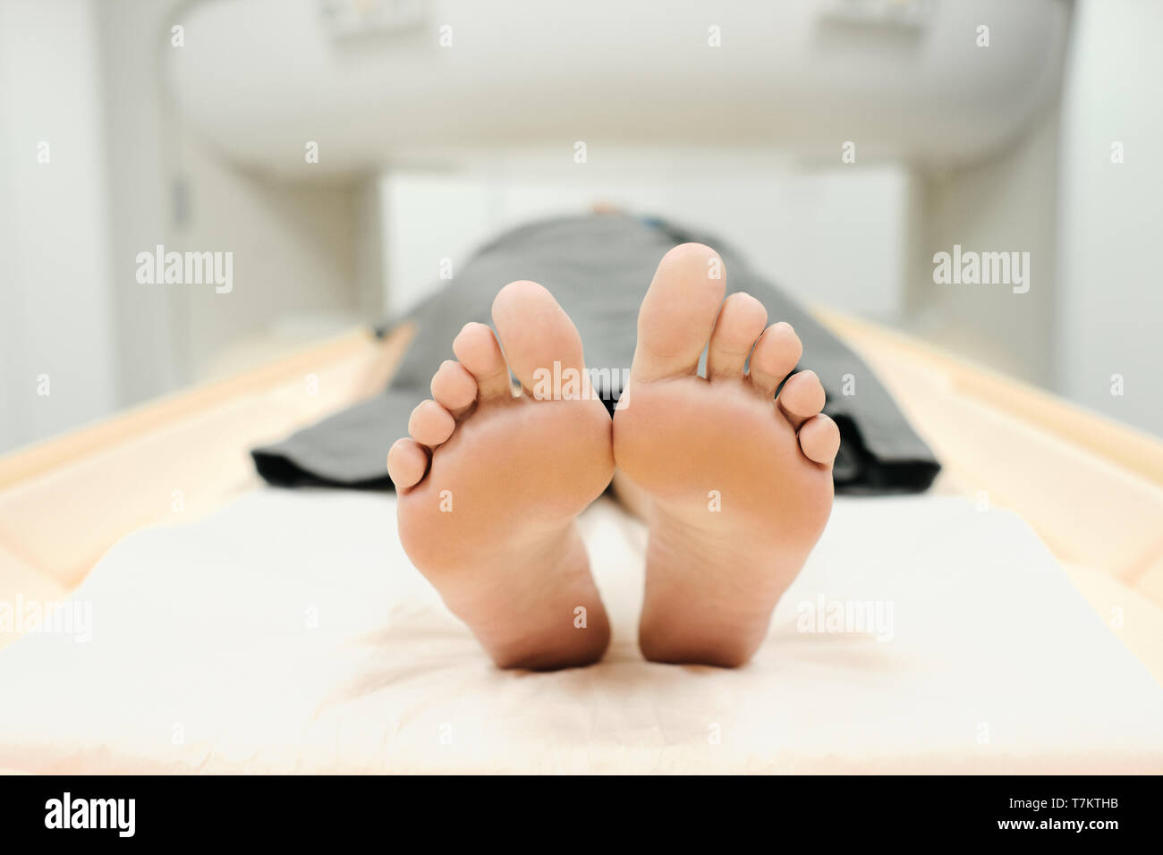 Frau mittleren Alters mit Krankheit im Krankenhaus Labor bei MRT-Scan. Menschen und Prävention mit Magnetresonanztomographie Stockfoto