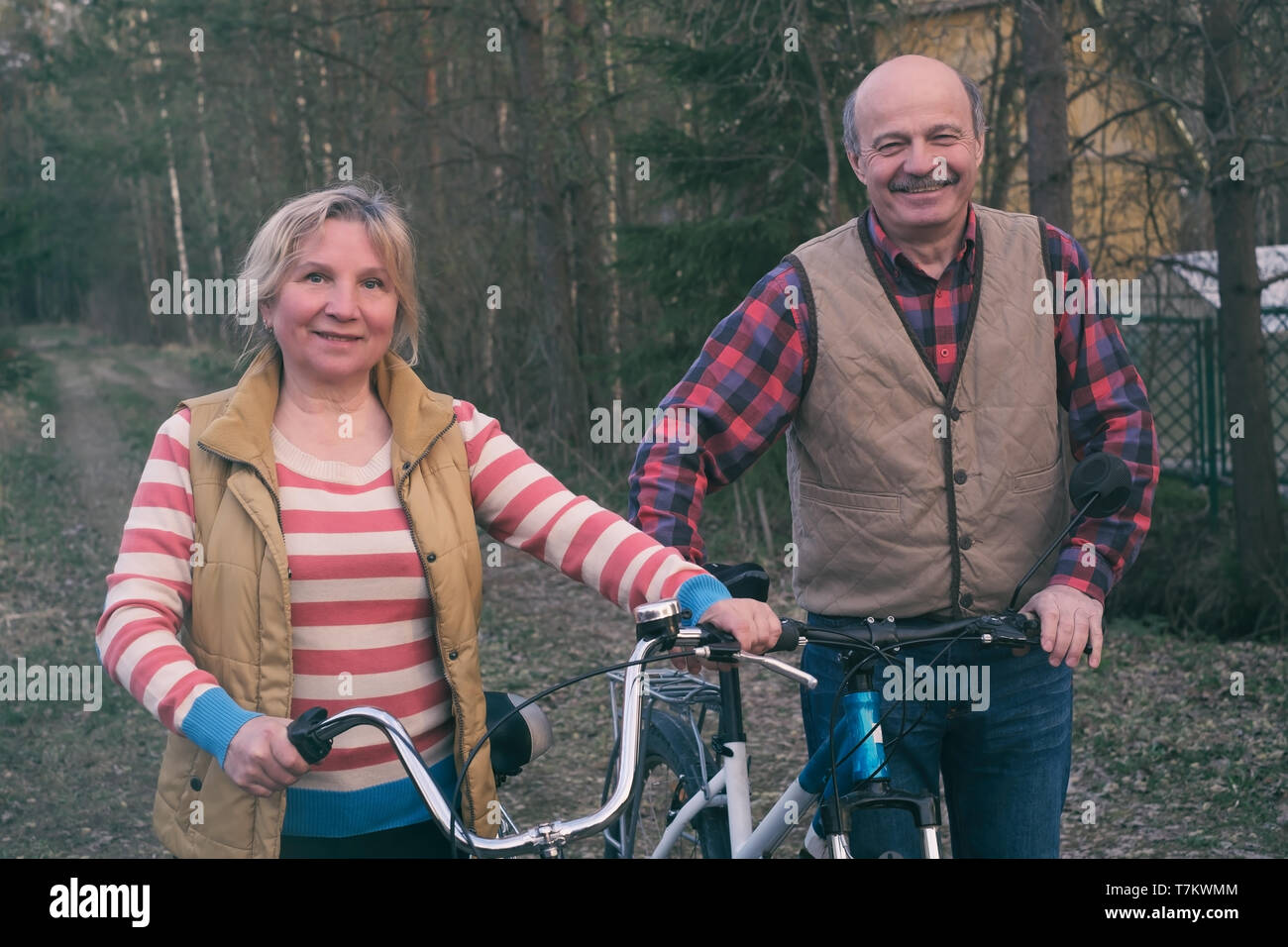 Gerne ältere Senior paar Radfahren im Park Stockfoto