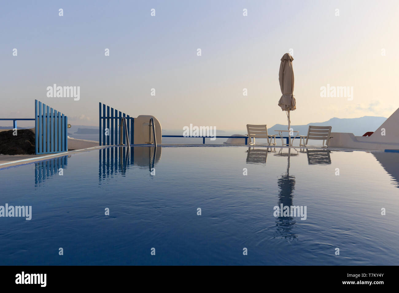 Griechenland, Kykladen, Santorini, Firostefani, luxuriöse Unterkunft mit Infinity Pool mit Blick auf die Caldera von Santorin (MR) Stockfoto